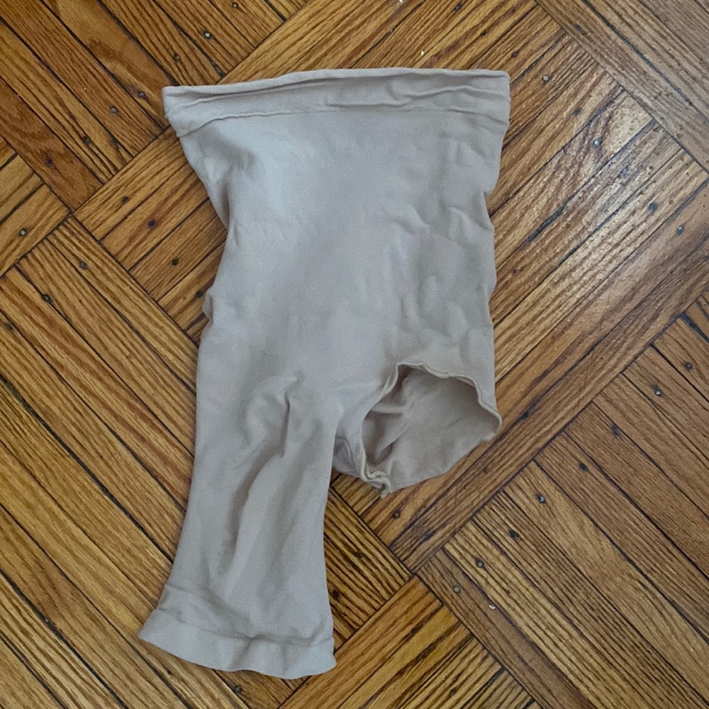 NWOT SKIMS Seamless Sculpt Solution Short Left Leg Exposed